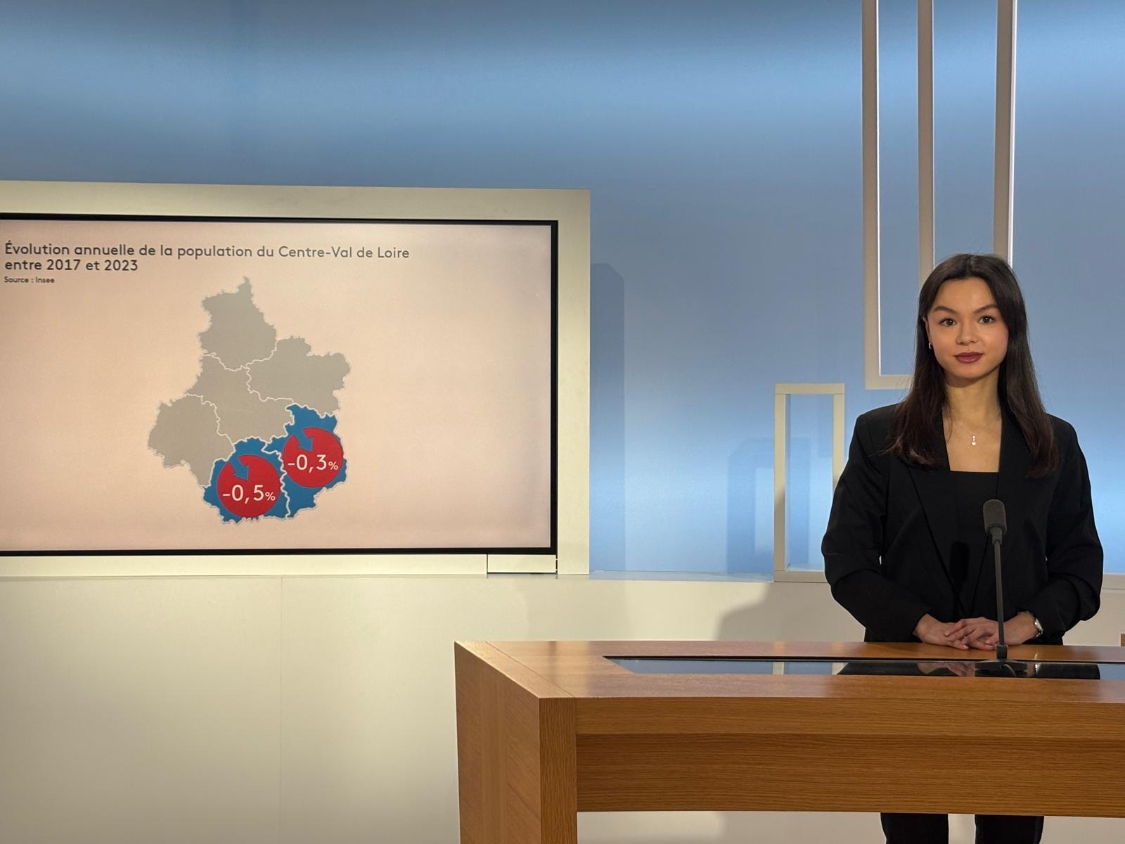Valentine Samel en chronique face à l'écran du plateau