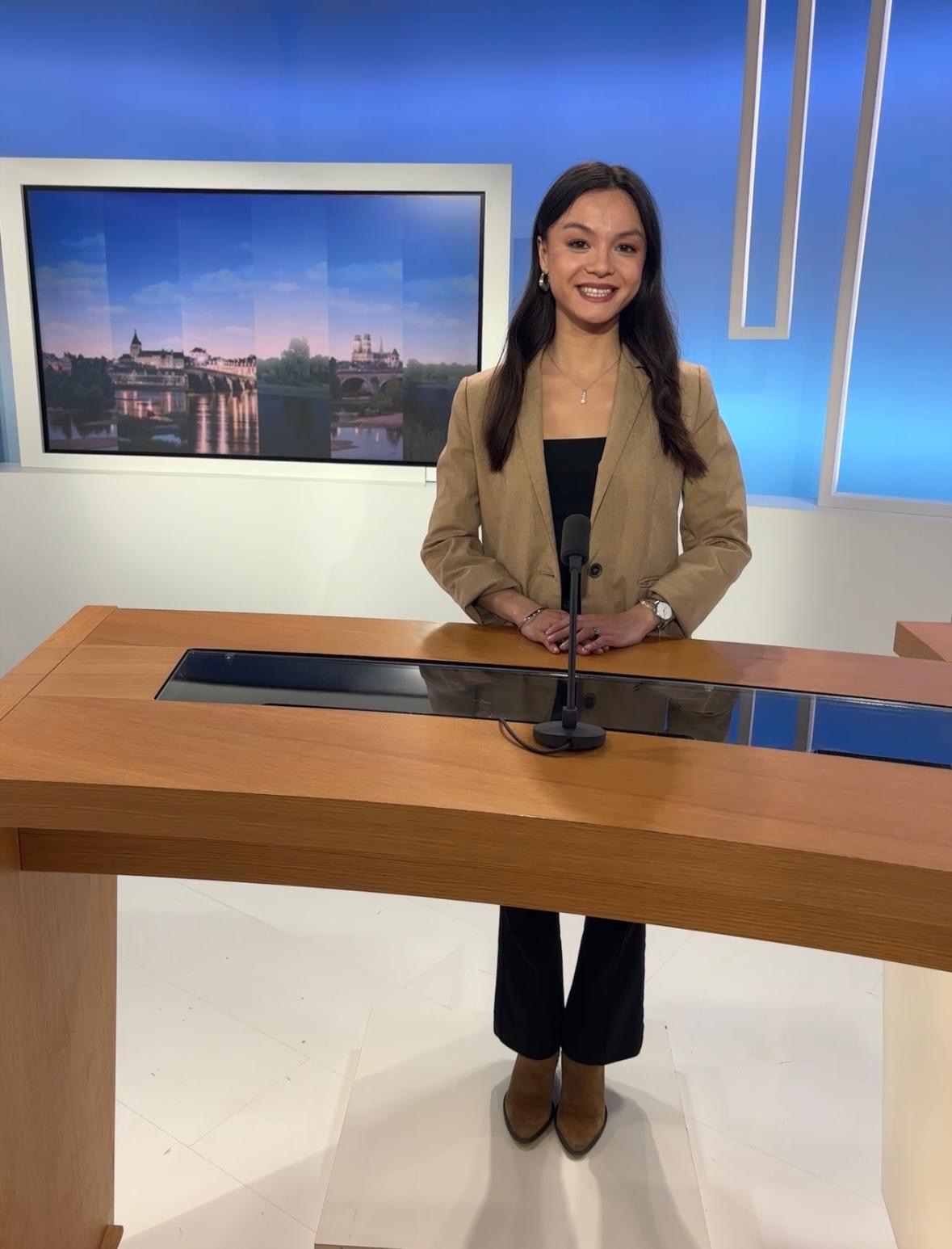 Valentine Samel au pupitre du studio de France 3