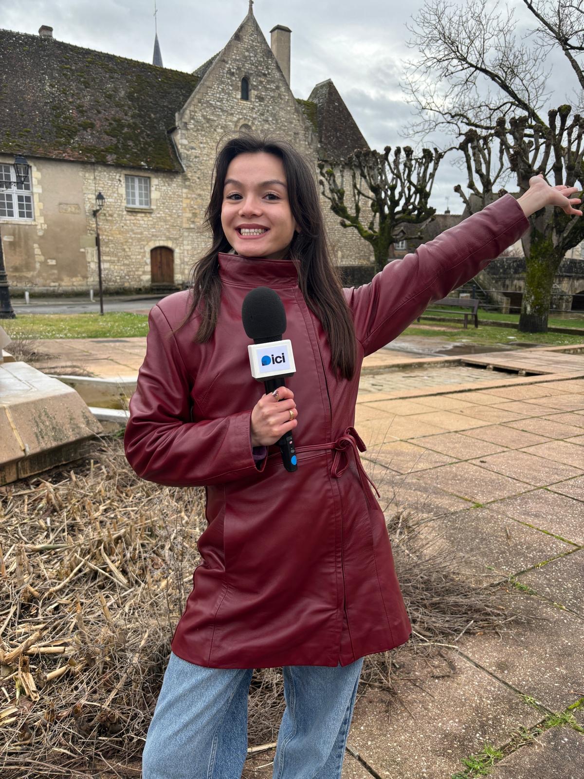 Valentine Samel en reportage sur le terrain, micro ici en main